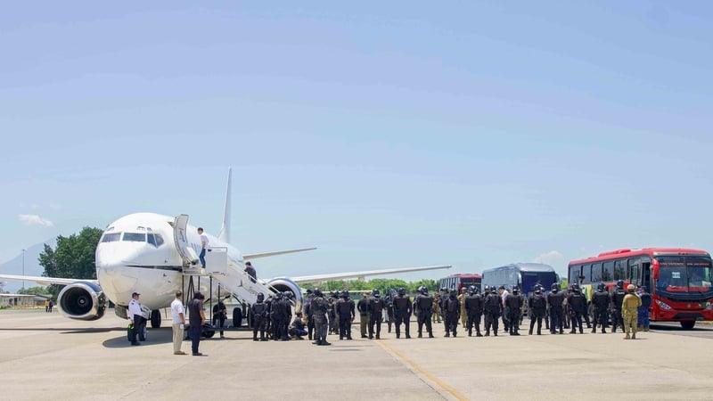 Venezuelan migrants accused by the US of belonging to the Tren de Aragua criminal gang are seen being transferred from the Terrorism Confinment Center in El Salvador - photo: EL SALVADOR PRESIDENCY HANDOUT