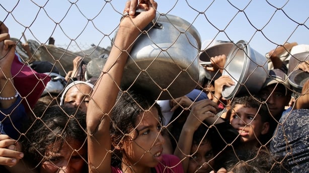 Palestinian children, waiting for food