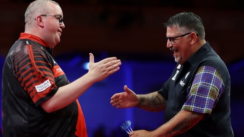 Gary Anderson (r) congratulates Stephen Bunting after the game