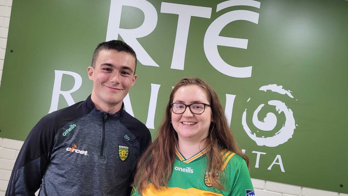 Aimee Ní Bheirn an tOifigeach Gaeilge le CLG Chil Cartha agus duine de na himreoirí, Ben Ó Raifeartaigh agus James Mac Aodha.