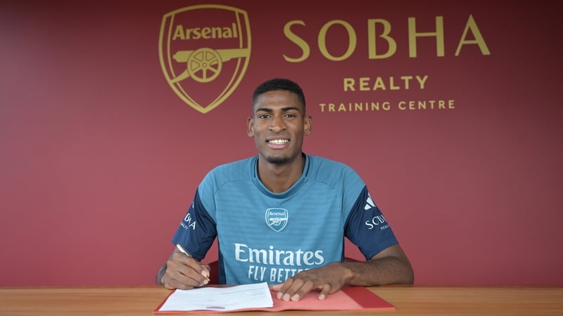 Cristhian Mosquera signing his Arsenal contract