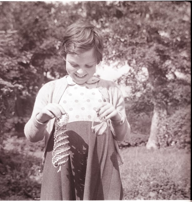Dúchas Photo reference: B060.24.00001 Dúchas Photo reference: B060.24.00001 Image caption: Young girl with rush-woven baskets used to collect blaeberries. Known locally as "Fraughan Baskets", Glens of Antrim, July 1962. Photograph: Michael J. Murphy. Image reproduced by kind permission of the Natio