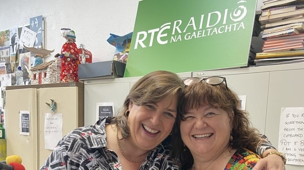 Joanie Madden agus Neansai Ni Choisdealbha ag Scoil Samhraidh Acla 2024