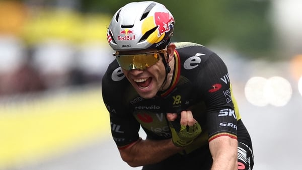 Team Visma - Lease a bike team's Belgian rider Wout van Aert cycles to the finish line to win the 21st and final stage of the 112th edition of the Tour de France cycling race, 132.3 km between Mantes-la-Ville and Paris Champs-Élysees, on July 27, 2025. (P