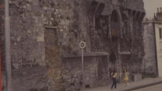 Limerick wall in danger of collapse, 1975