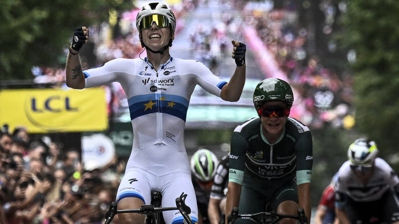 Lorena Wiebes (L) celebrates her stage win