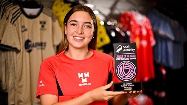 30 July 2025; Kate Mooney of Shelbourne pictured with her SSE Airtricity Women’s Premier Division Player of the Month Award for June/July at Tolka Park in Dublin. Photo by Sam Barnes/Sportsfile *** NO REPRODUCTION FEE ***