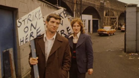 Binmen on the picket line (1975)