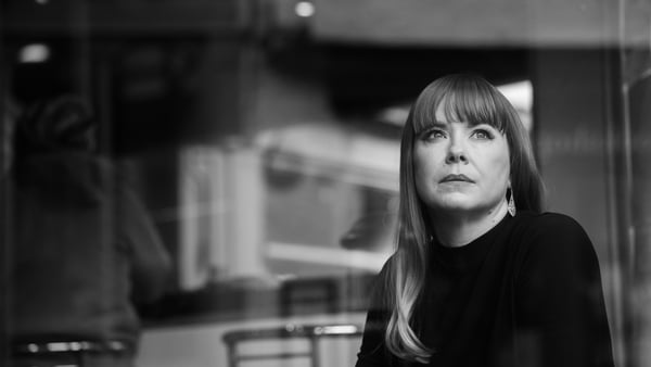Black and white picture of UK singer Lucy Kitchen