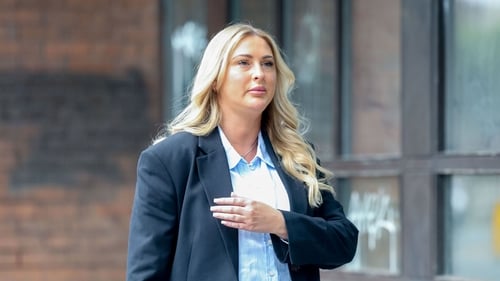Nikita Hand a bhuaigh cás sibhialta a thug sí i gcoinne Chonor McGregor