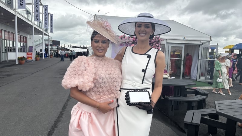 Megan Cunniss as Gaillimh (sa ghúna dubh is bán) - buaiteoir an chomórtais don bhean is fearr gléasta ag Rásaí na Gaillimhe inniu.