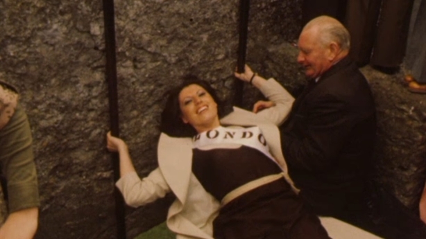 London Rose Maureen Shannon is pictured kissing the Blarney Stone. (1975)