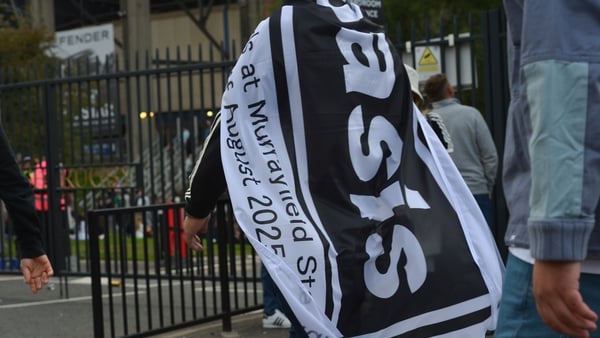 Oasis fans arrive at Murrayfield Stadium