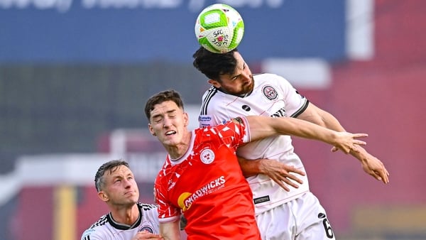 9 August 2025; Jordan Flores and Rob Cornwall, left, of Bohemians in action against John Martin of Shelbourne during the SSE Airtricity Men's Premier Division match between Shelbourne and Bohemians at Tolka Park in Dublin. Photo by Piaras Ó Mídheach/Sport