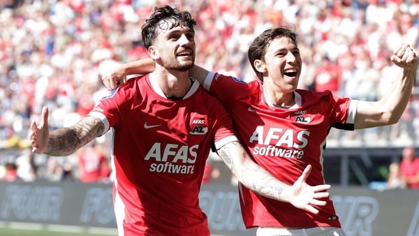 ALKMAAR, NETHERLANDS - AUGUST 10: Troy Parrott of AZ Alkmaar celebrates the fifth goal 4-1 with Mateo Chavez of AZ Alkmaar during the Dutch Eredivisie match between AZ Alkmaar v FC Groningen at the AFAS Stadium on August 10, 2025 in Alkmaar Netherlands (P