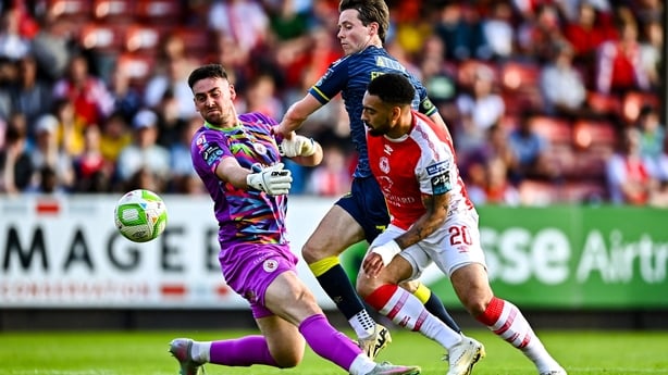 10 August 2025; Jake Mulraney of St Patrick's Athletic on his way to scoring his side's first goal despite the efforts of Will Fitzgerald of Sligo Rovers, right, and Sligo Rovers goalkeeper Sam Sargeant during the SSE Airtricity Men's Premier Division match between St Patrick's Athletic and Sligo Ro