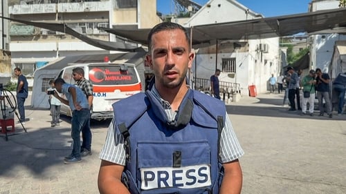Anas al-Sharif i mbun a chuid oibre le Al Jazeera