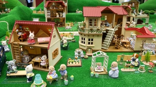 Thea Von Engelbrechten used the children's toys to create storylines in a soap-opera style