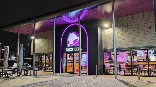 The outside of a Taco Bell restaurant at night