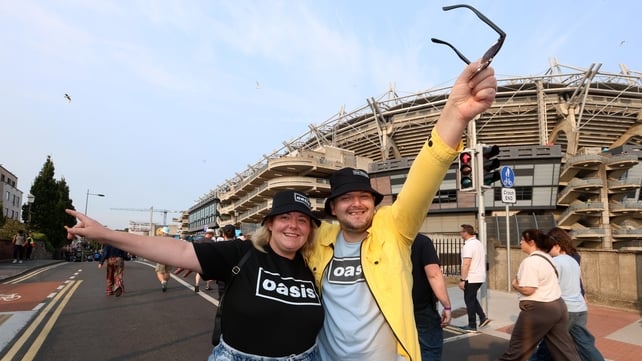 Oasis fans Emma and Stuart Gray from Scotland outside Croke Park Photo: Sasko Lazarov/© RollingNews.ie