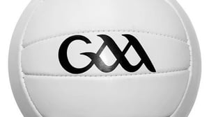 Paul O’Hare imreoir Naomh Columba, Caoimhe Uí Fhearáin ó chumann Mhálainne agus Danny Ó Dónaill. show image