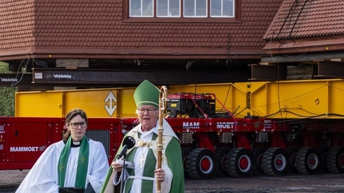 Vicar Lena Tjärnberg and bishop Åsa Nyström blessed the church ahead of its move