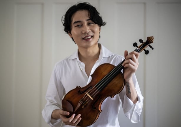 Violinist Inmo Yang holds the Carrodus violin