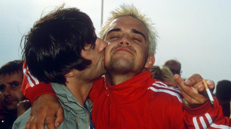 Liam Gallagher and Robbie Williams at the Glastonbury Festival in June 1995