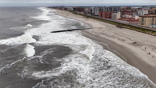 Hurricane Erin brings high waves to Long Beach in New York