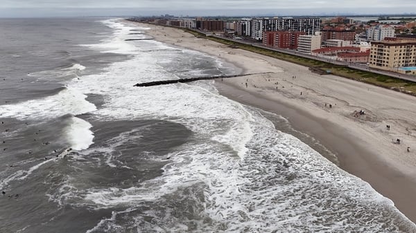 Hurricane Erin brings high waves to Long Beach in New York