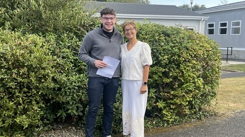Rónán Ó hÍcí ó Ghaelcholáiste na Mara leis a Leas-Phríomhoide Eibhlín Uí Chonchubhair.