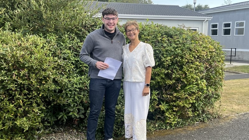 Rónán Ó hÍcí ó Ghaelcholáiste na Mara leis a Leas-Phríomhoide Eibhlín Uí Chonchubhair.