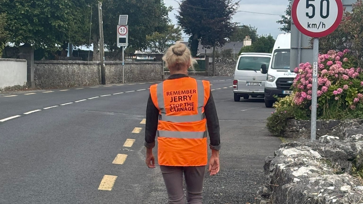 Áine Ní Thuathail, Príomhoide Scoil Náisiúntana bhForbacha, Sadhbh Ní Chearnaigh & Shona Ní Chorcaráin, Daltaí Rang a 6. 
