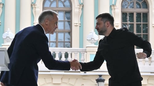 Ukrainian President Volodymyr Zelensky (R) and Canadian Prime Minister Mark Carney shake hands during their press-conference following talks in Kyiv