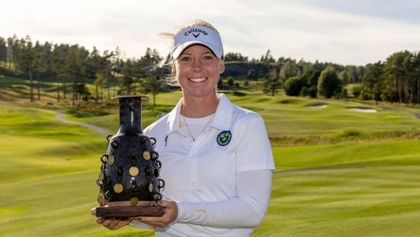 Meja Ortengren holds the winner's trophy at the Hills Open