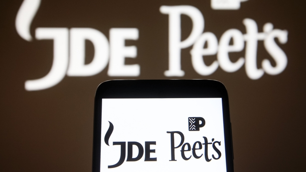 JDE Peet logo on a smartphone and a pc screen