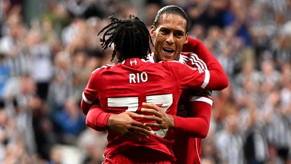 NEWCASTLE UPON TYNE, ENGLAND - AUGUST 25: (THE SUN OUT, THE SUN ON SUNDAY OUT) Rio Ngumoha of Liverpool celebrates with teammate Virgil van Dijk after scoring his team's third goal during the Premier League match between Newcastle United and Liverpool at