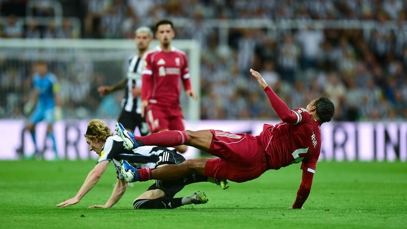 Anthony Gordon's challenge on Virgil Van Dijk