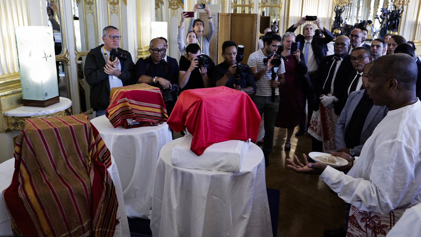 La France restitue le crâne du roi déca.pité à Madagascar après 128 ans