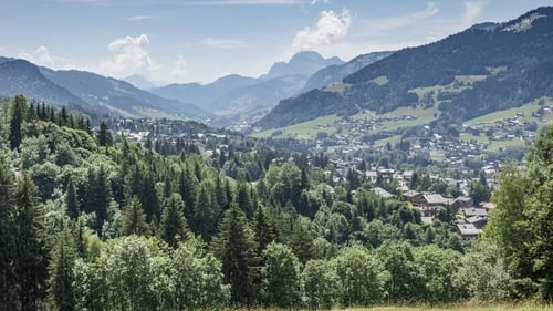 The village of Megève situated in a picturesque wide valley (Simon Garnier)