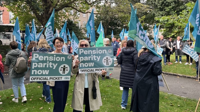 More than 2,600 school secretaries and caretakers took part in indefinite strike action