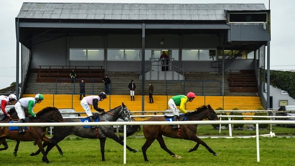 21 March 2020; Stable grooms and officials watch the Pierce Molony Memorial Novice Steeplechase from the stand while maintaining social distancing at Thurles Racecourse in Tipperary. Photo by Matt Browne/Sportsfile
