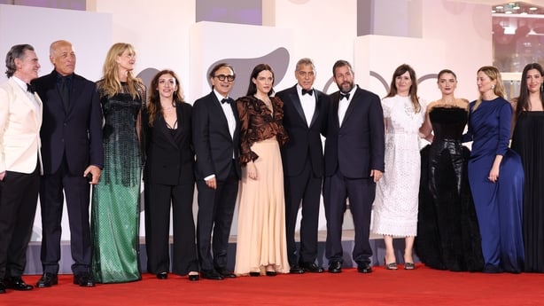 A group shot of the cast of Jay Kelly, posing on the red carpet