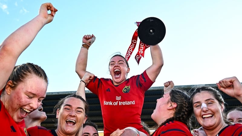 Munster's Maeve Óg O'Leary celebrates with the trophy