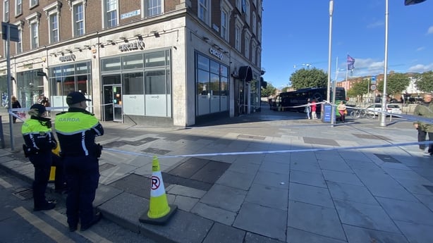 ダブリン市内中心部での深刻な攻撃の後、ウェストモーランドストリートの一部が奪われています 