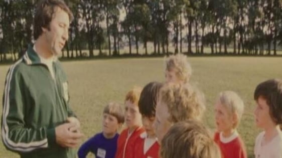 John Jarman with young footballers, 1975