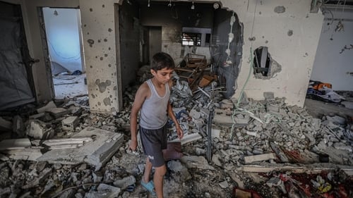Teach cónaithe fágtha ina bhallóg ag buamaí na nIosraelach, Cathair Gaza, 3 Meán Fómhair 2025