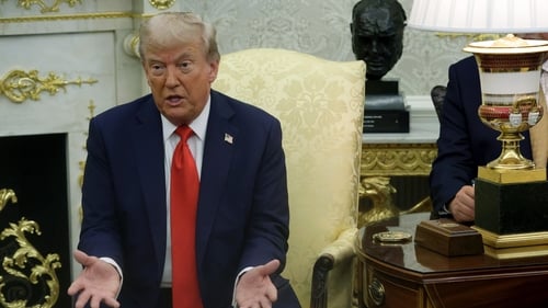 Donald Trump sa Teach Bán inné