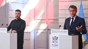 Tús Áite: Zelensky i bPáras show image