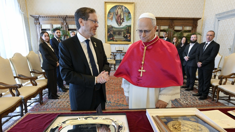 Isaac Herzog agus an Pápa Leon ag tabhairt bronntanas dá chéile sa Phálás Aspalda sa Vatacáin